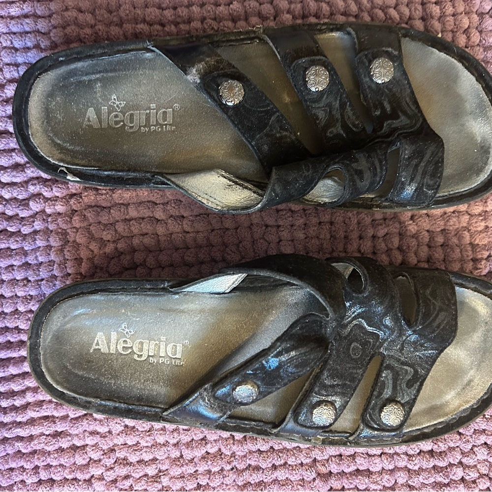Nice Algeria sandals with adjustable straps.